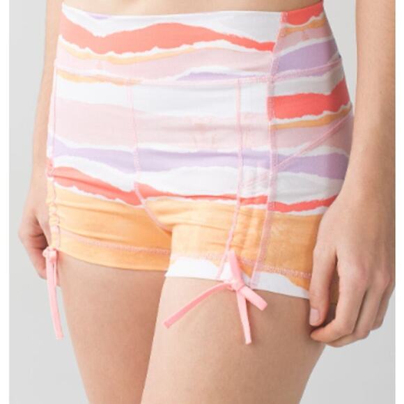 Lululemon Liberty Short Bleacher Stripe White Iris Flower - Picture 1 of 4